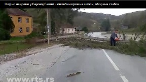 Vetar odneo deo krova sa škole